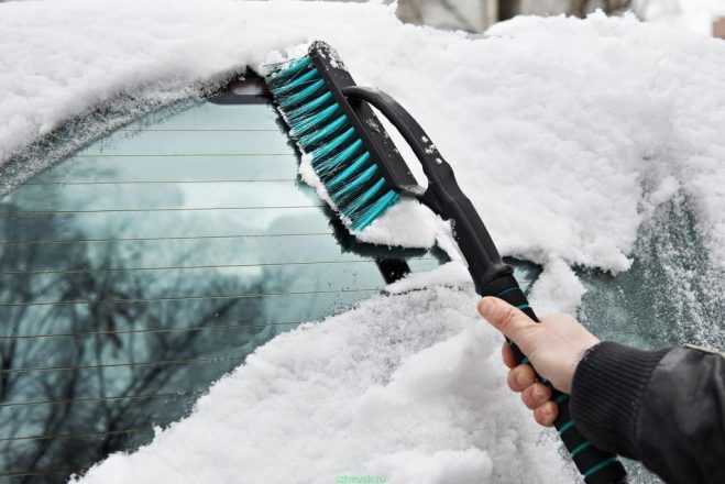 Очистка машины от снега