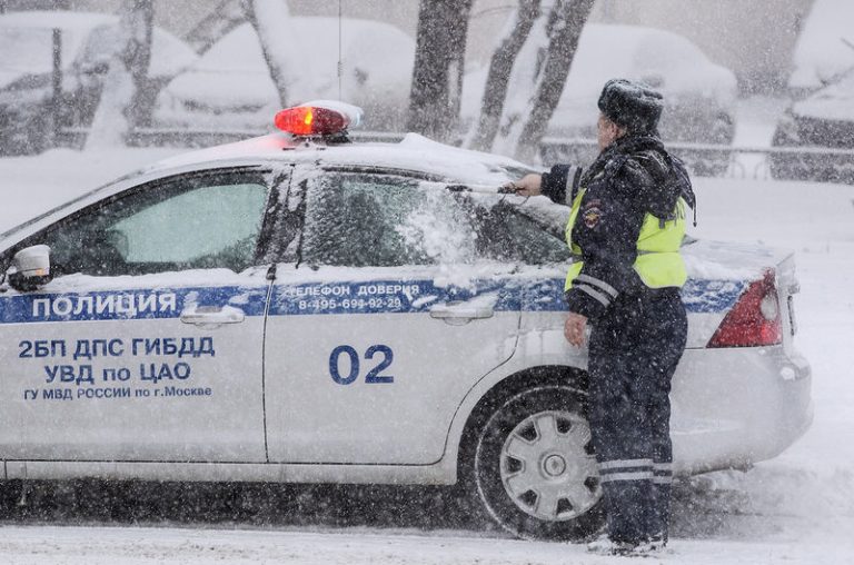 Подперли машину во дворе