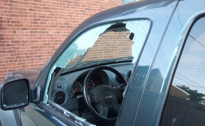 Разбитое стекло в машине