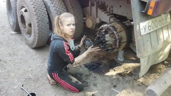 Девушка ремонтирует колесо