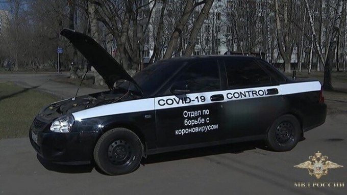 Машина с надписью "Отдел по борьбе с коронавирусом"
