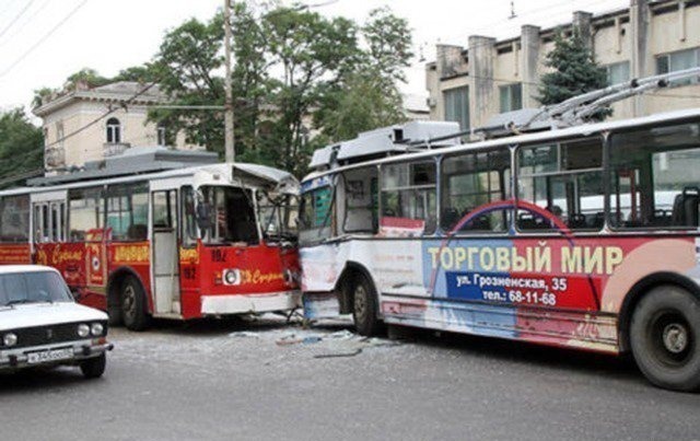 Два троллейбуса попали в аварию