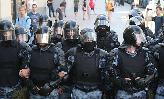 Полицейские в шлемах и бронежилетах