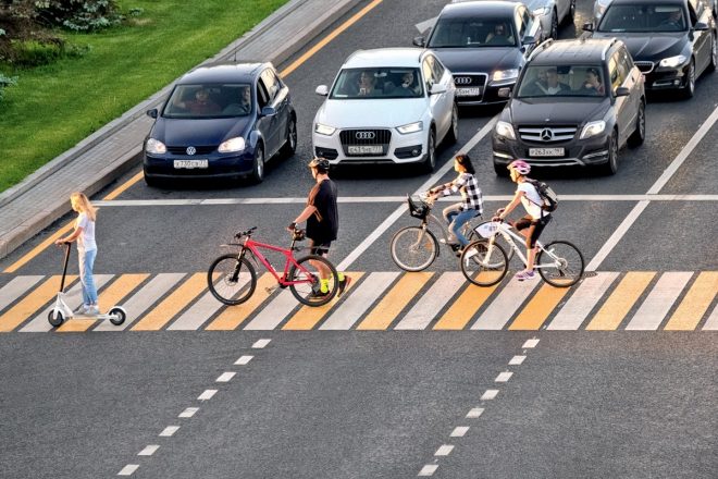 Велосипедисты на пешеходном переходе