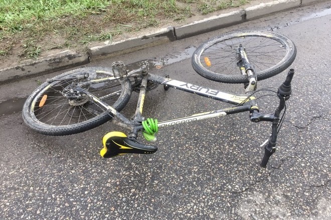 Упавший велосипед на дороге