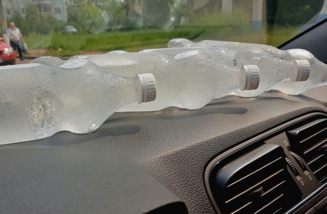 Бутылки со льдом в салоне