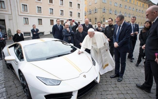 Папа Римский ставит автограф на Lamborghini Huracan