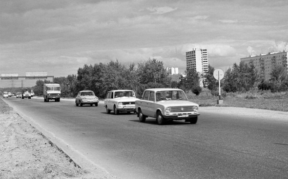 Советские автомобили на дороге