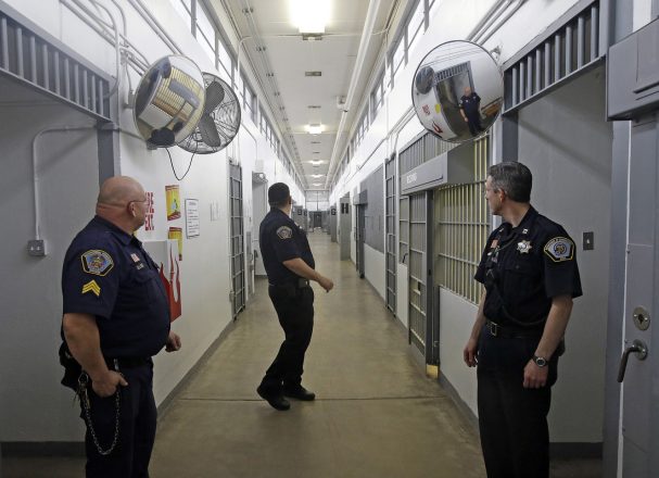 Трое полицейских в коридоре