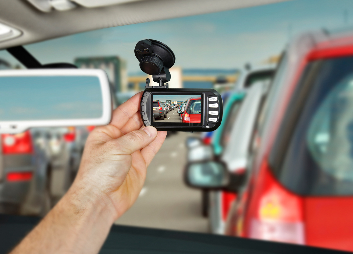 Камера в машине видео. Автомобильная видеокамера. Видеорегистрации для автомобиля. Видеорегистраторы автомобильные с GPS. Камера для автомобиля.